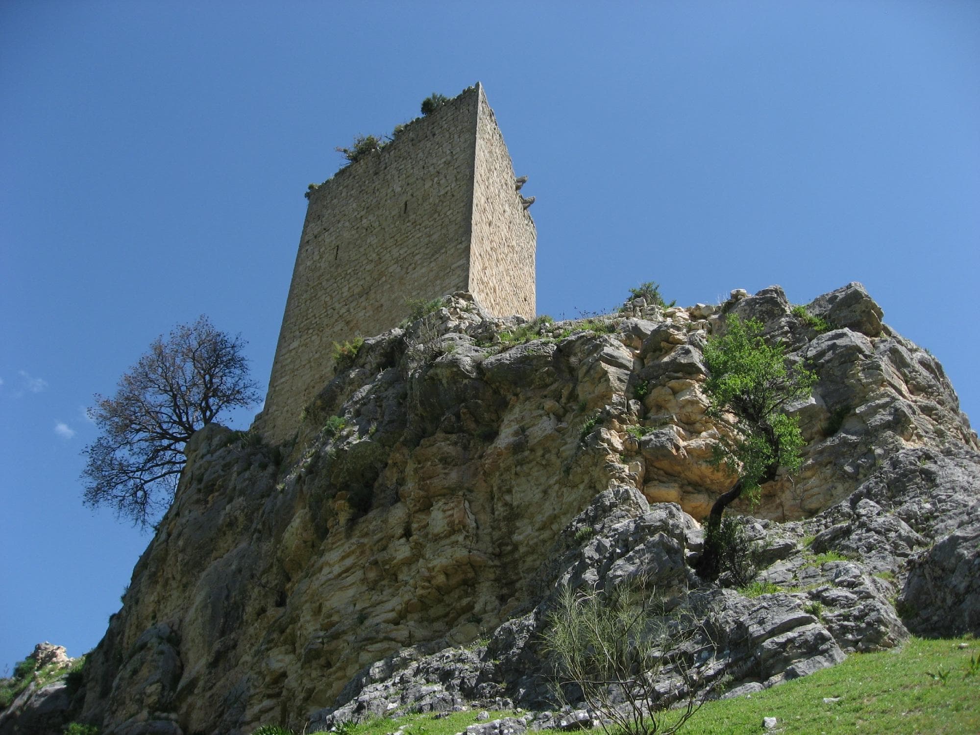 Torre del homenaje sobre el risco.