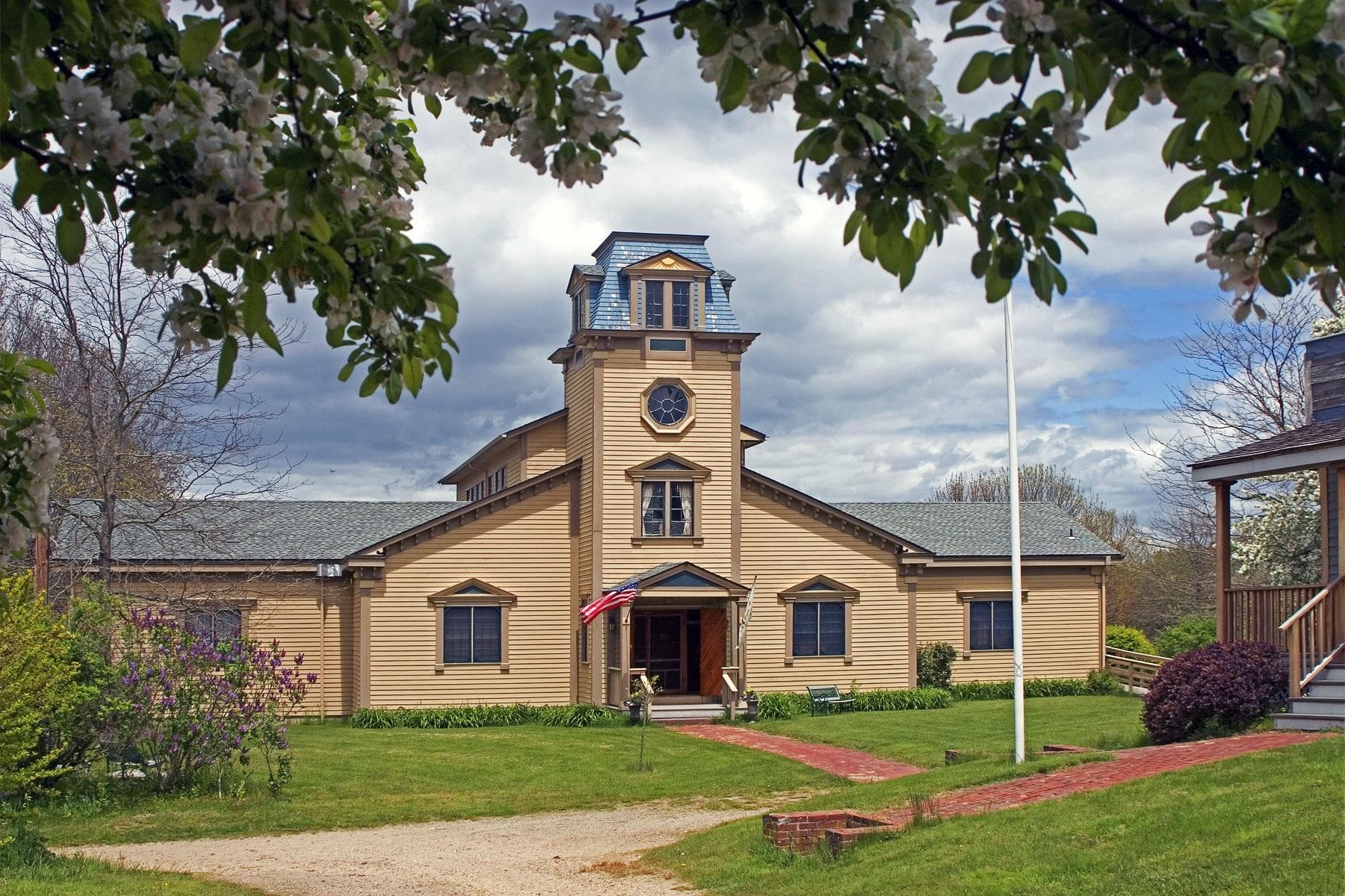 The Metz Building at South County Museum