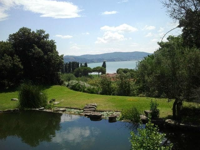 Il lago dal giardino botanico