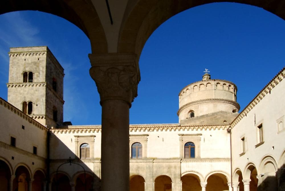Il secondo chiostro con campanile e battistero