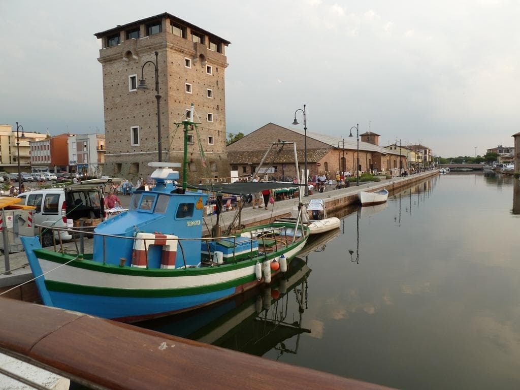 Dietro la torre i magazzine del sale sede del museo