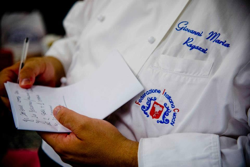 Dettaglio della giacca dello chef.