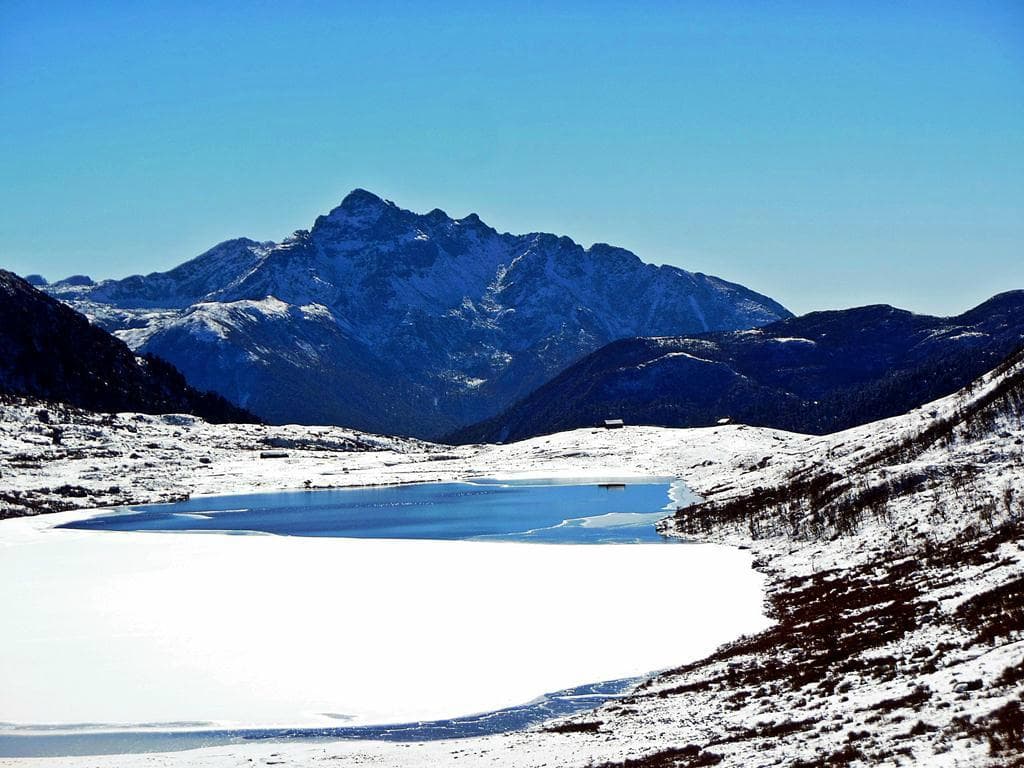 Frozen Kupup Lake - a  closer view