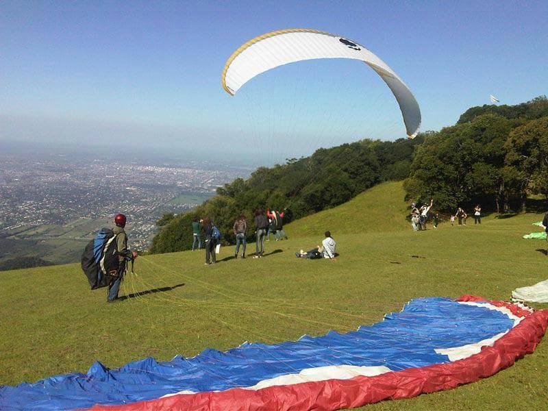 Camaradería entre pilotos de parapente. un clásico de la actividad.