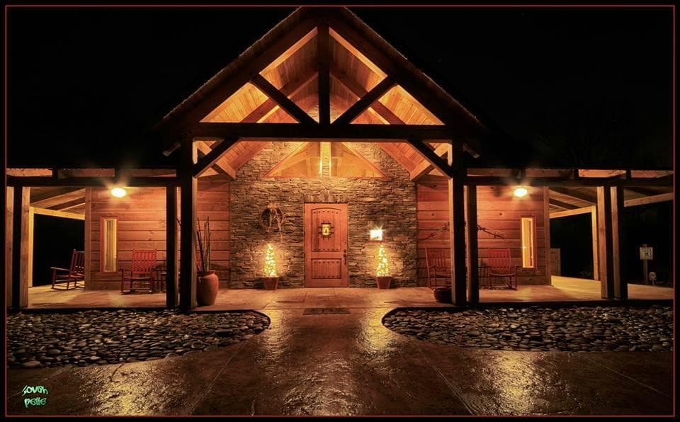 Night photo of Davesté Vineyards Tasting room