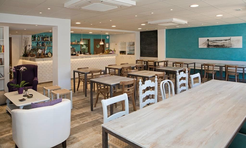 Zona comunitaria, sillas reutilizadas y recicladas.