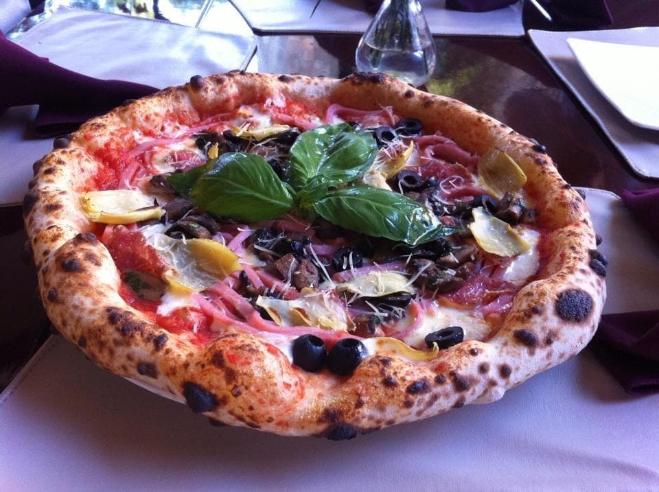 Pizza capricciosa elaborada de la masa hasta la horneada por el chef Enrico