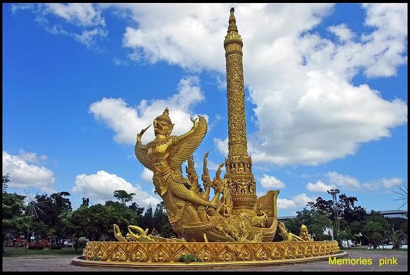 ต้นเทียนขนาดใหญ่ใจกลางทุ่งศรีเมือง