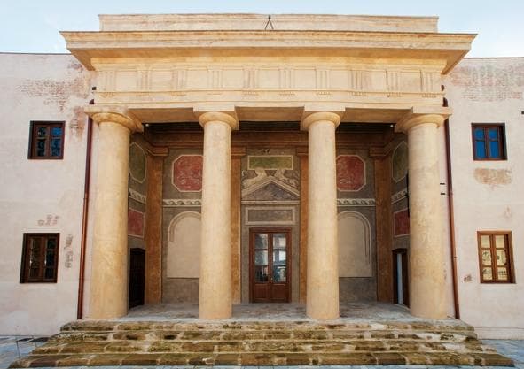 Il pronao affrescato