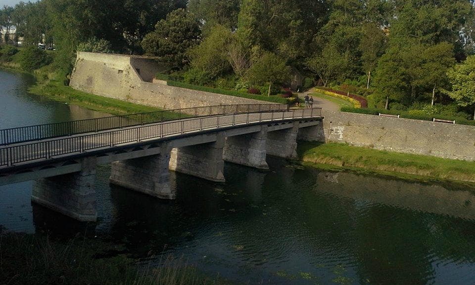 La demi-lune et le pont d'accès à la porte de Neptune