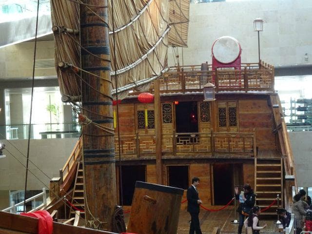 Ein Holzboot, "Fu-Dschunke" (da aus Fujian) genannt. Man darf das Deck betreten