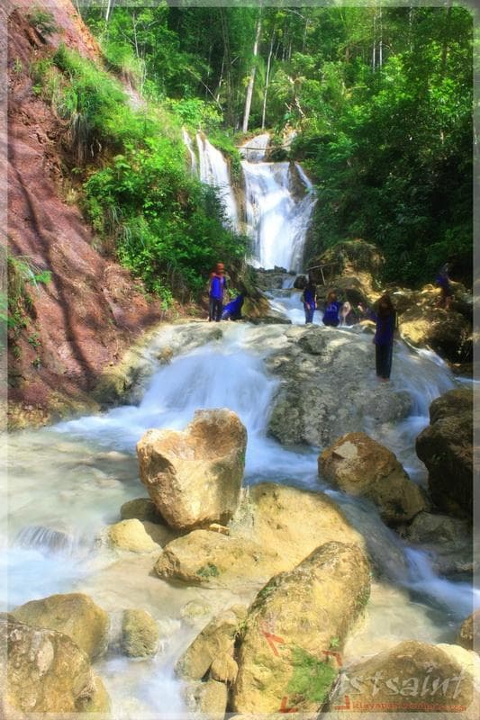 anak-anak bermain di salah satu undakan air terjun