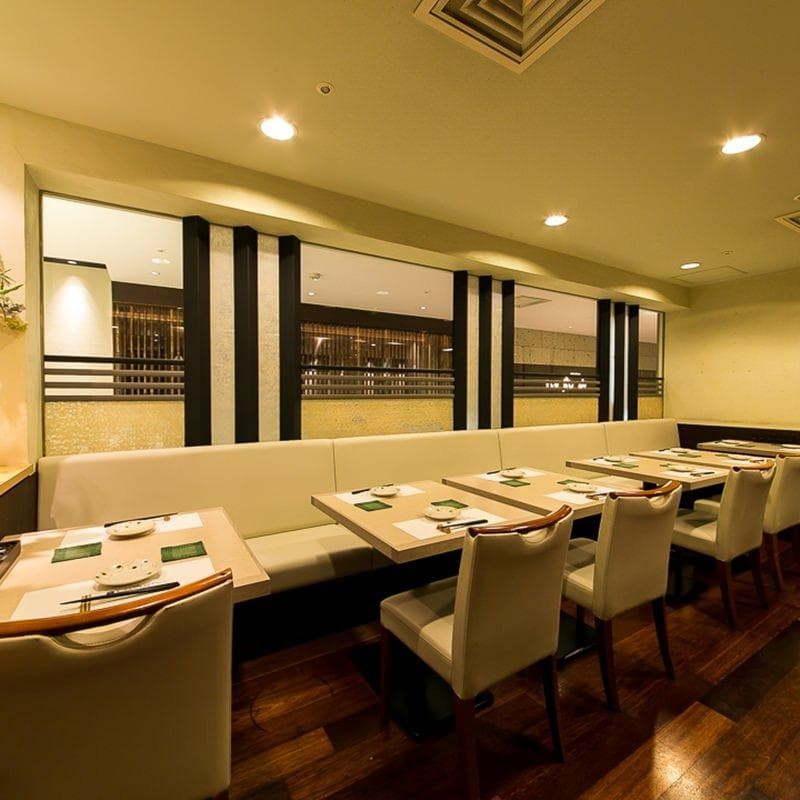 テーブル１６席、最大１２名までのお席をご用意できます。