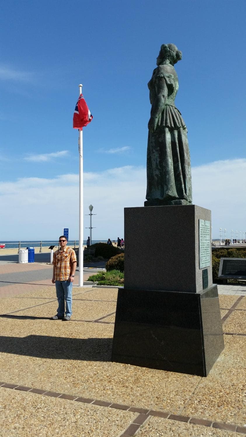 Statue w/Norwegian Flag