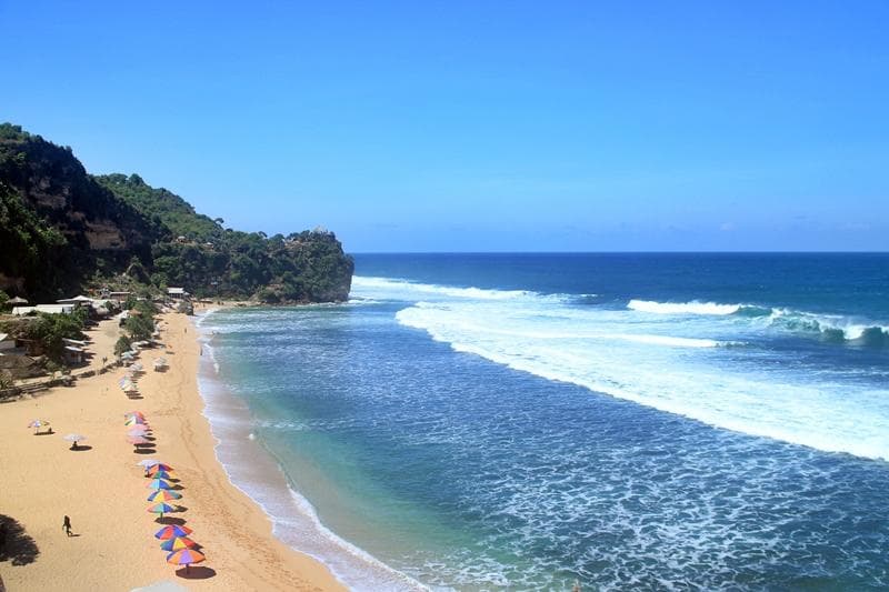 Pemandangan pantai dari tebing