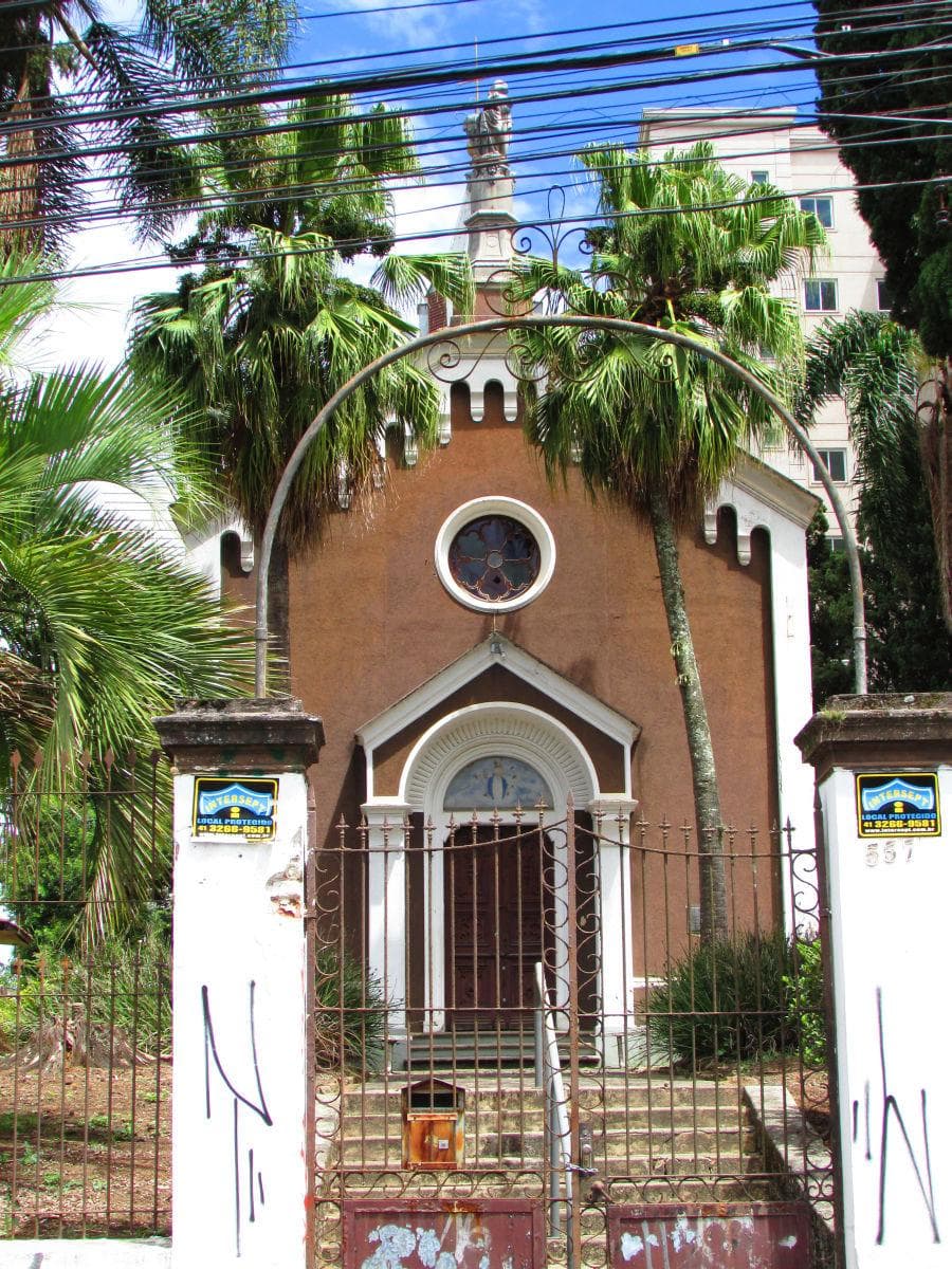 a capela está abandonada