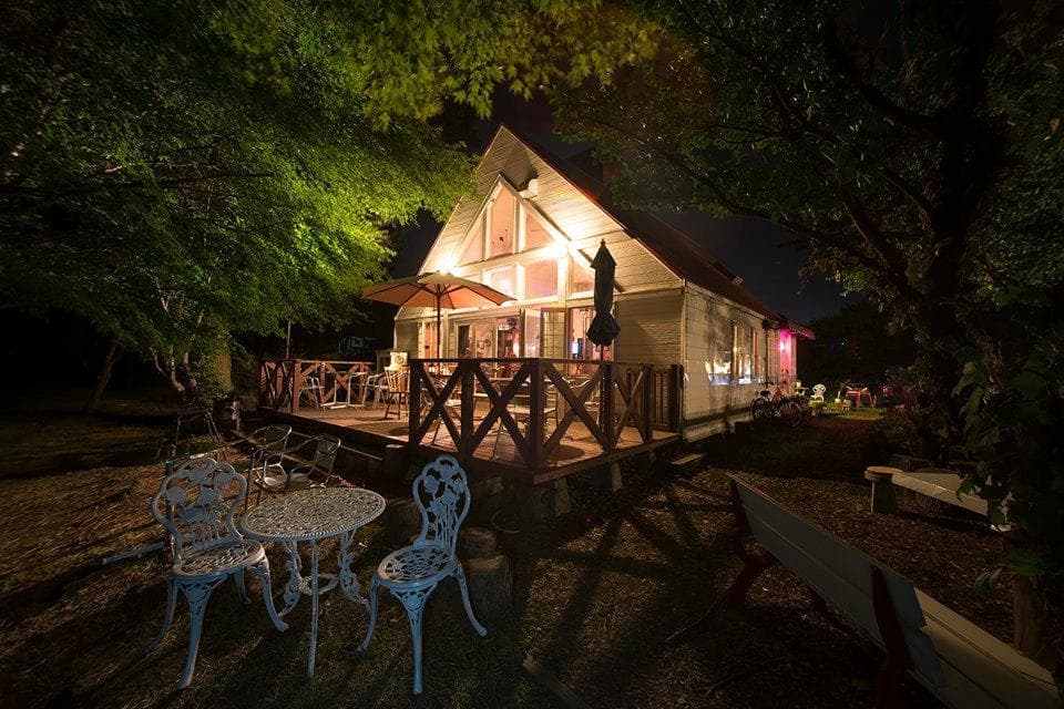 すぐ目の前は広々としたグリーンと湖畔　テラスより