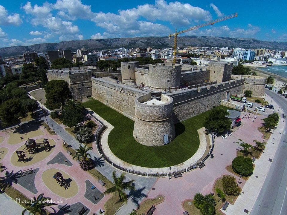 Il fossato del Castello da poco restaurato ph. Bruno Mondelli