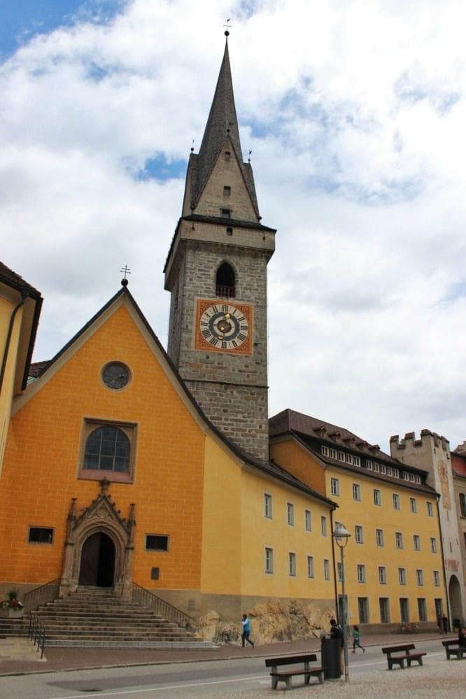 La chiesa e la piazza