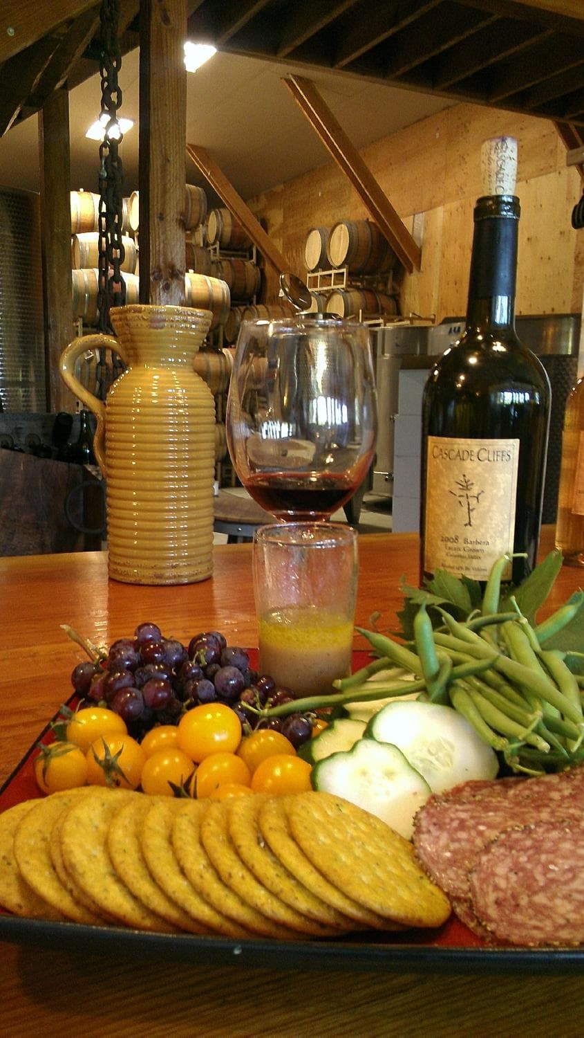 Cascade Cliffs treats wine club members right!