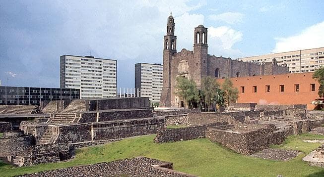 Археология на фоне современных зданий