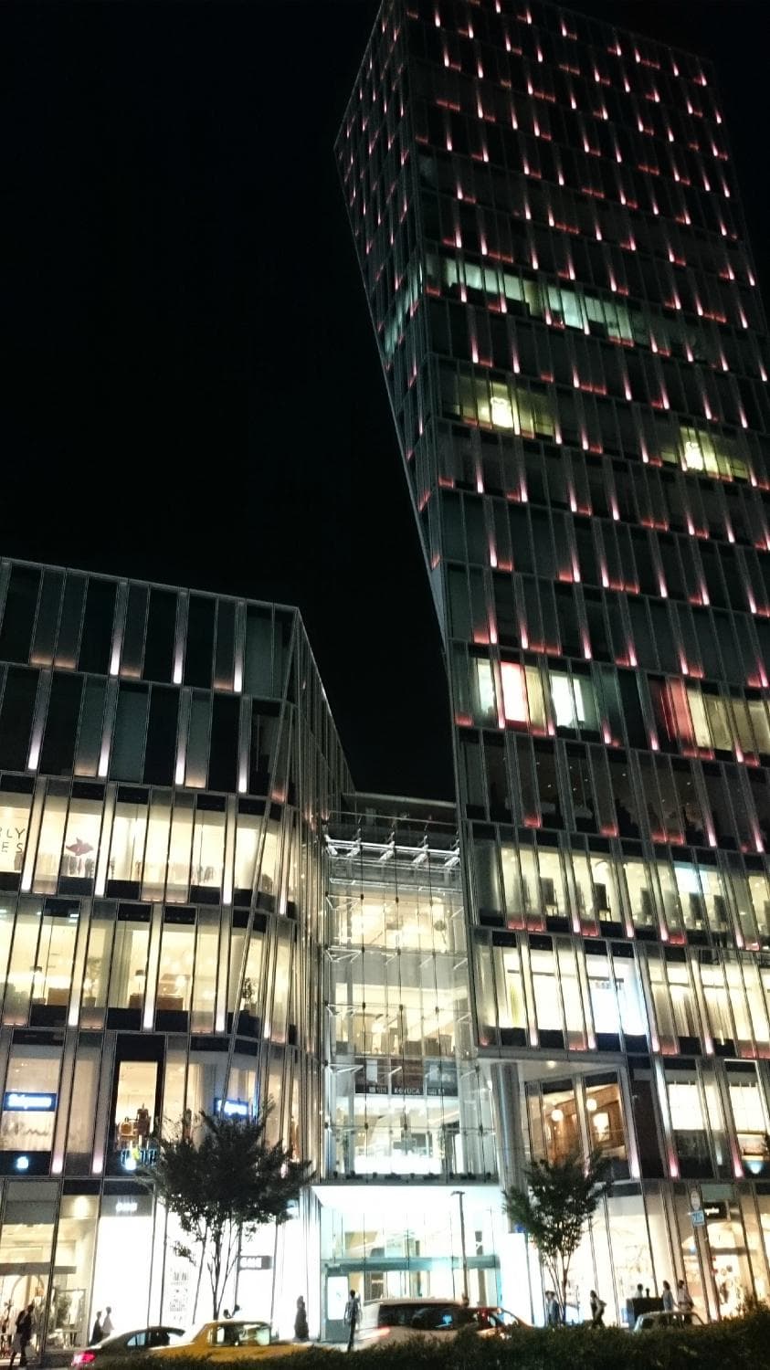 Dyson表参道が１階にある青山AO