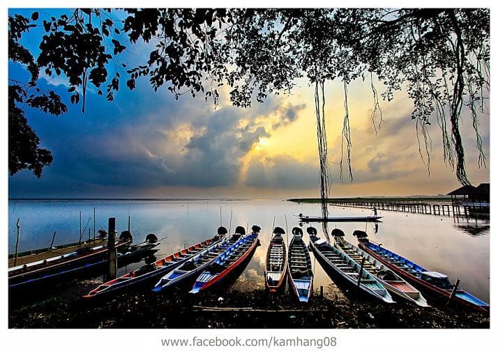 บรรยากาศยามเช้าที่บริเวณหน้าที่ทำการอุทยาน เรือรับจ้างเรียงรายรอคอยนักท่องเที่ยว