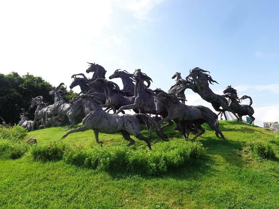 La bonita escultura "La Estampida"