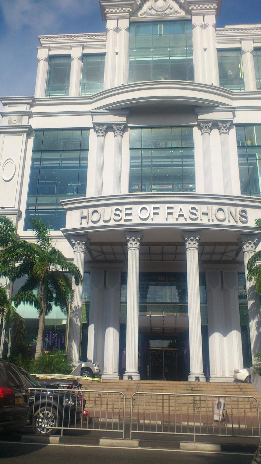 Front elevation of House of Fashion