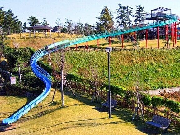 長いローラー滑り台