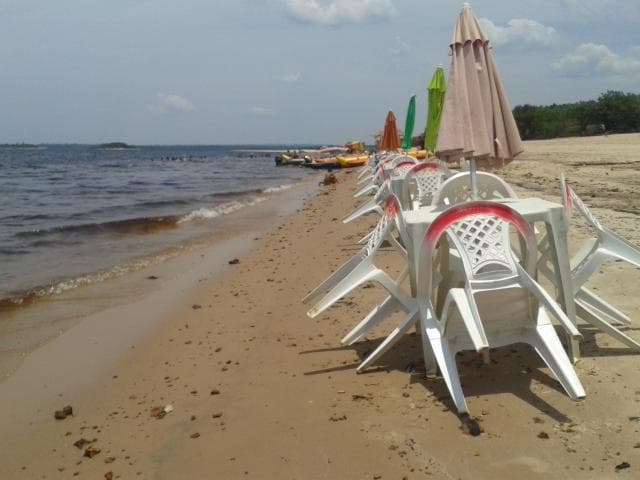 Cadeiras com sombrinhas do restaurante