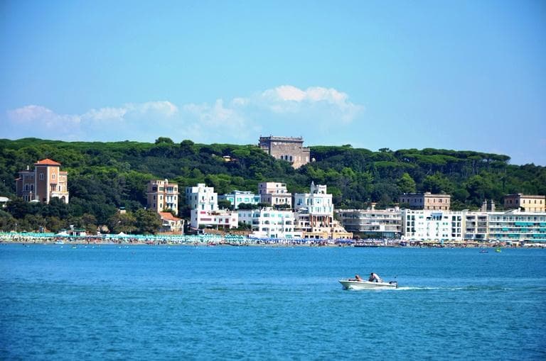 Dal porto si vede la riviera di levanti