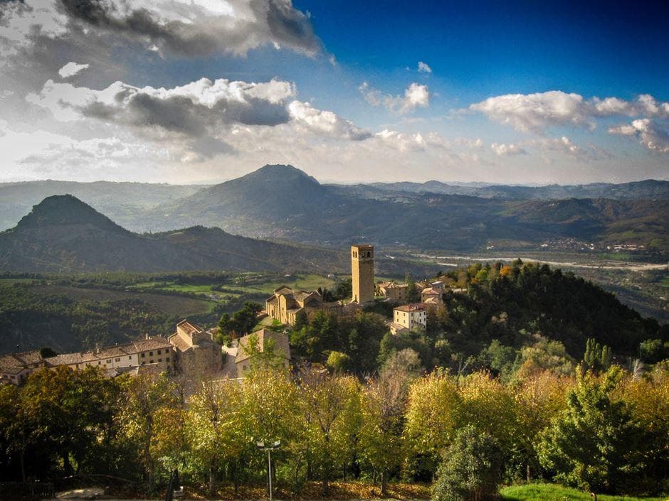 Вид на городок Сан-Лео с высоты стен замка.