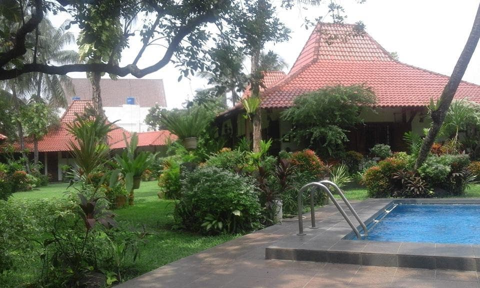 Halaman tengah museum di tengah kebun