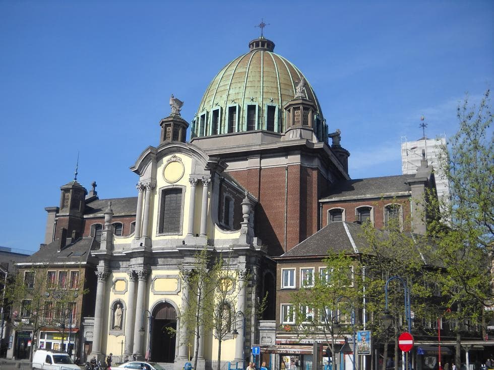 Церковь выглядит несколько эклектично