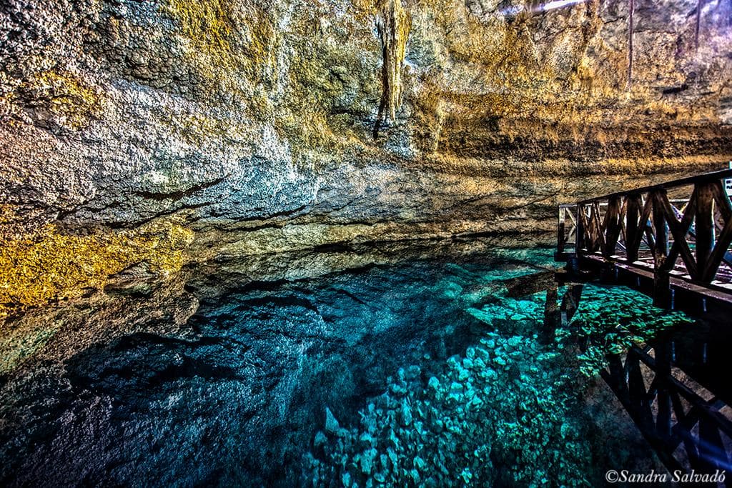 Cenote Multum Há, a 18 metros de profundidad, aguas cristalinas.