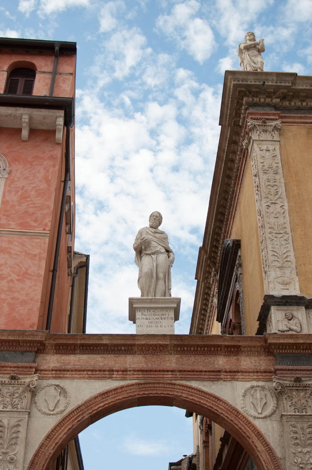 То что можно увидеть если смотреть не только на Loggia del Consiglio и статую Данте =)