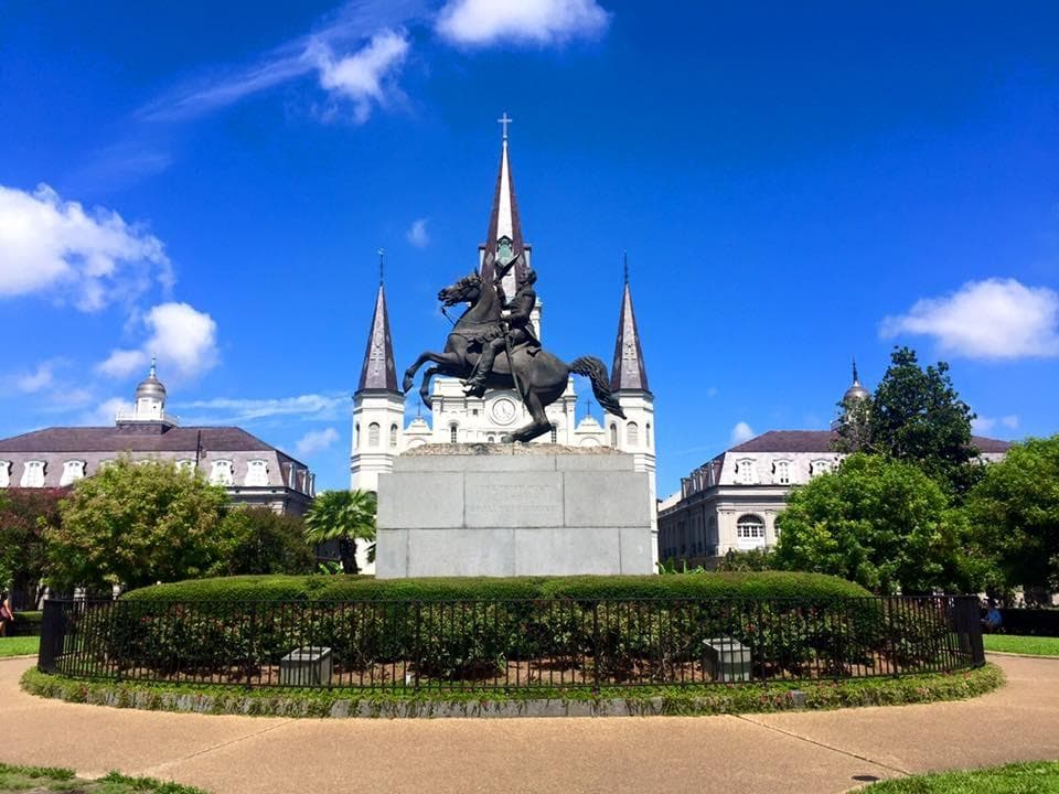 magnifique journée ensoleillée au pied de la Cathédrale St Louis