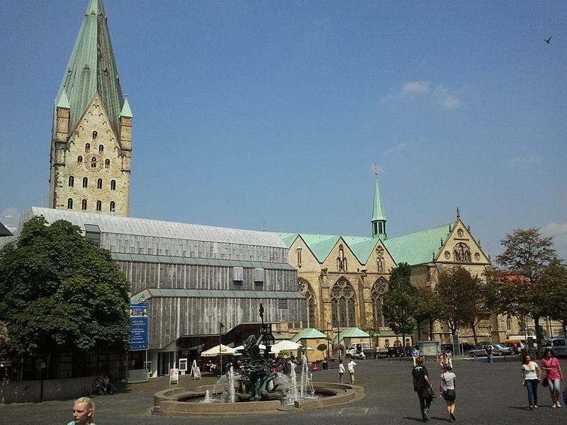 Außenansicht des Museums über den Marktplatz, im Hintergrund der Paderborner Dom