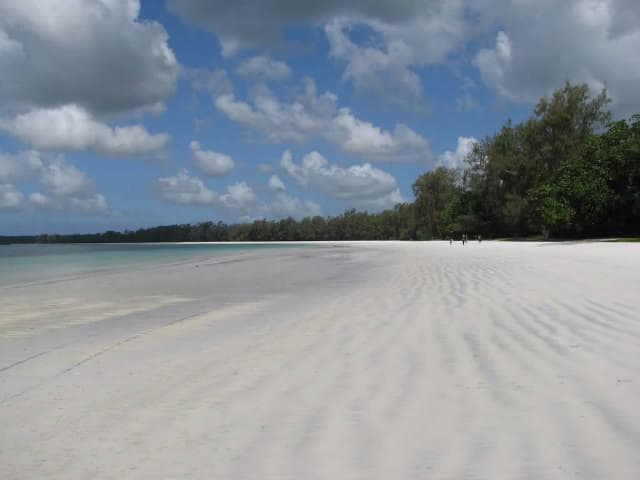 Thi is real  Vumawimbi Beach. Ithink it is a  best beach in East Africa. 