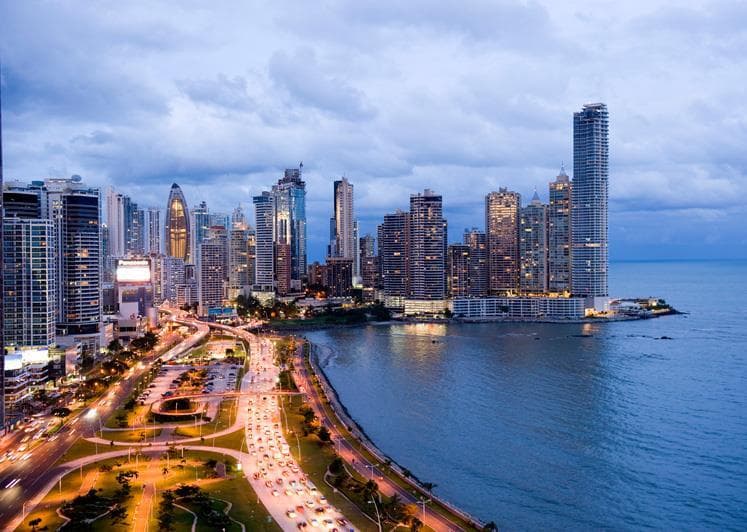 Vista de la Av Balboa y Cinta en la Ciudad de Panamá