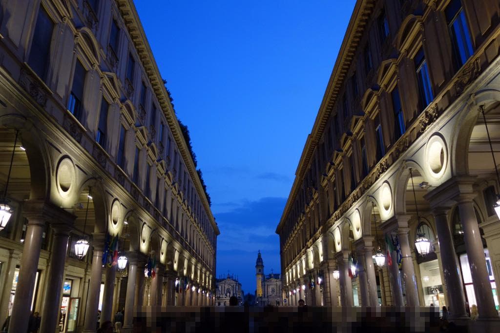 Guardando Piazza San Carlo