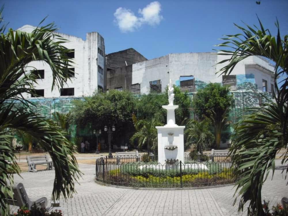 Fontaine, et mur gégétal en arrière-plan