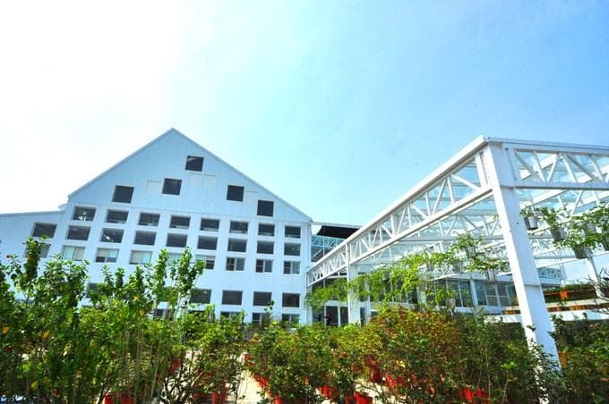 白色鋼構的建築物猶如壯觀的白宮