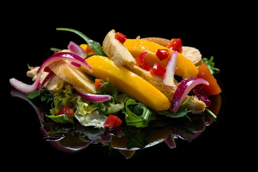 Ensalada de pollo con vinagreta de mango