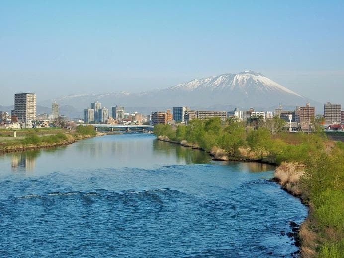 南大橋から望む岩手山
