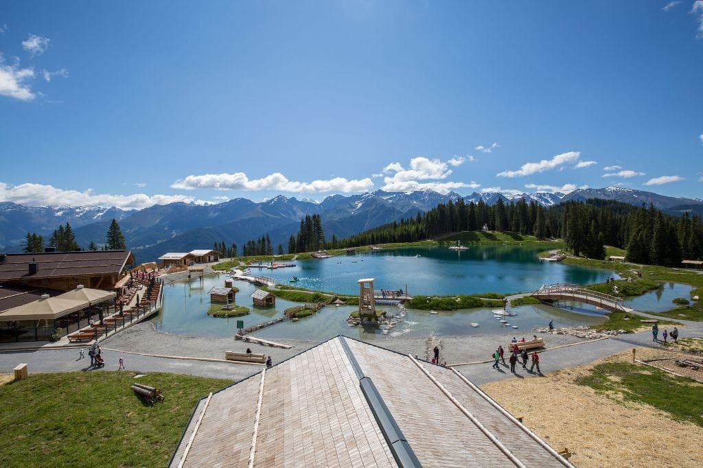 Blick auf den Högsee mit dem Erlebnispark Hög.