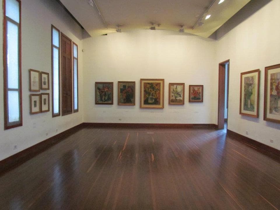 Una de las salas de exposición, anteriormente habitación de la casa.