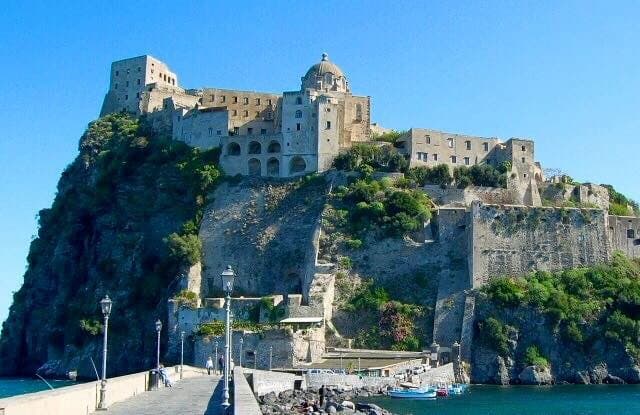 Il castello aragonese visto dal porticciolo