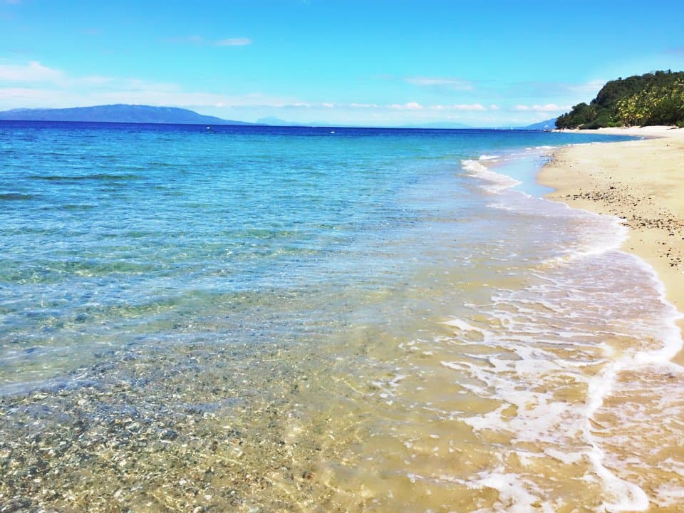 どこまでも続く白砂ビーチです。イタリアンレストランが2軒ほどと高級リゾートがあります。ビーチは誰でも入れます。